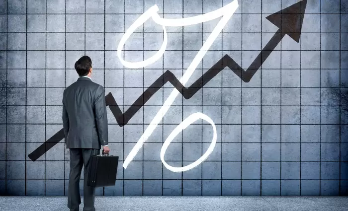 Fitch: Η έκδοση κρατικών ομολόγων για ιδιώτες θα αυξήσει τα επιτόκια καταθέσεων