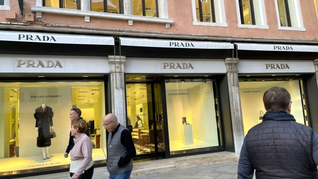 Παρά τους δασμούς η Prada εξαγοράζει τη Versace έναντι 1,38 δισ. δολαρίων
