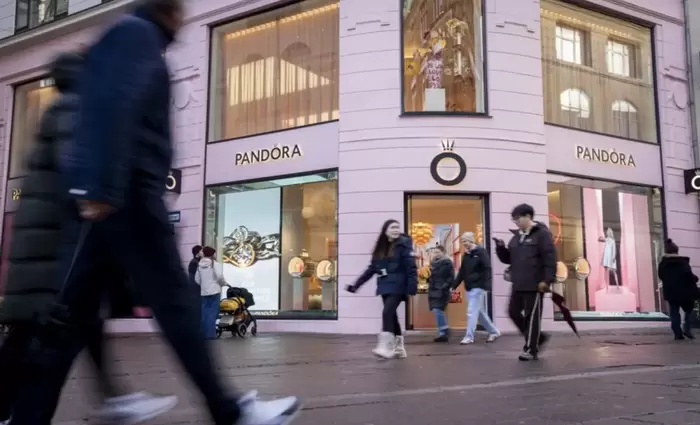 Έρχονται αυξήσεις στην Ευρώπη από δημοφιλή brands -  Τι σκέφτονται Birkenstock και Pandora