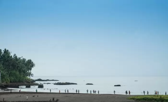 Ποιος είναι ο Νοτιοαφρικανός billionaire που πληρώνει κατοίκους για να σώσουν το νησί τους