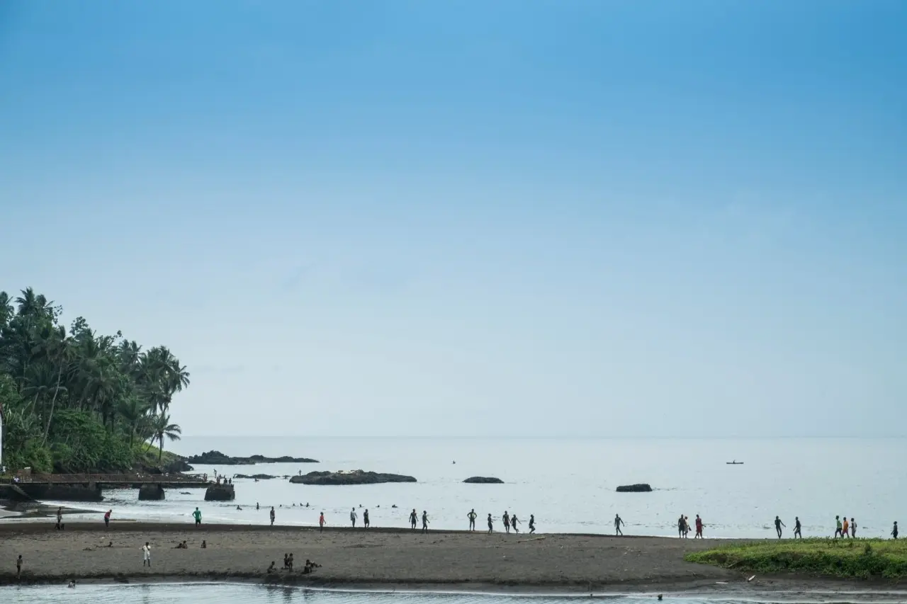 Ποιος είναι ο Νοτιοαφρικανός billionaire που πληρώνει κατοίκους για να σώσουν το νησί τους