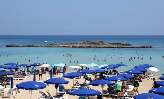 Ανεβαίνει το πλαφόν για κρεβατάκια και ομπρέλες στις παραλίες – Παρελθόν τα 2,5 ευρώ