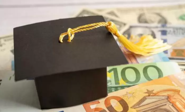 Από τα «χρυσά διαβατήρια» στα «χρυσά πτυχία»