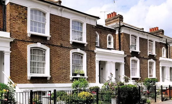 Βρετανία: Μεγαλύτερη ετήσια πτώση εδώ και 10 χρόνια για τις τιμές των κατοικιών
