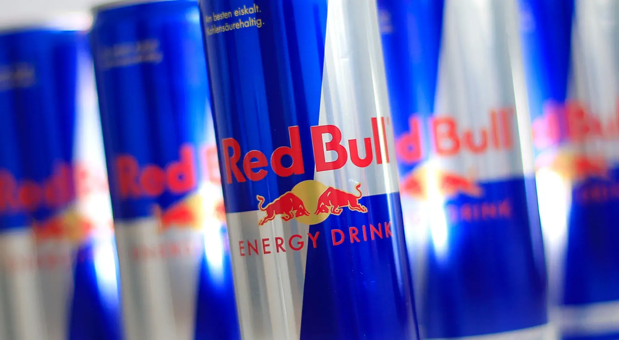 Αλλαγή ιδιοκτησίας στη Red Bull – Ο Τσάλερμ Γιοβιντίγια μεταβιβάζει μερίδιο $1,1 δισ. σε ελβετικό trust