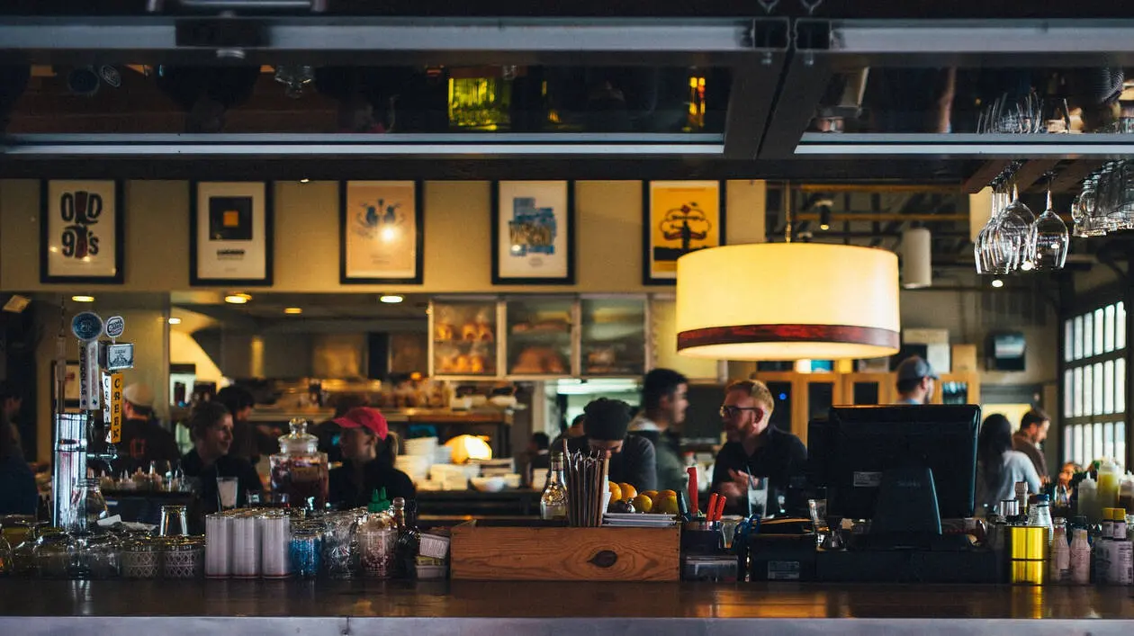 Πρόστιμα και σε θαμώνες χώρων εστίασης