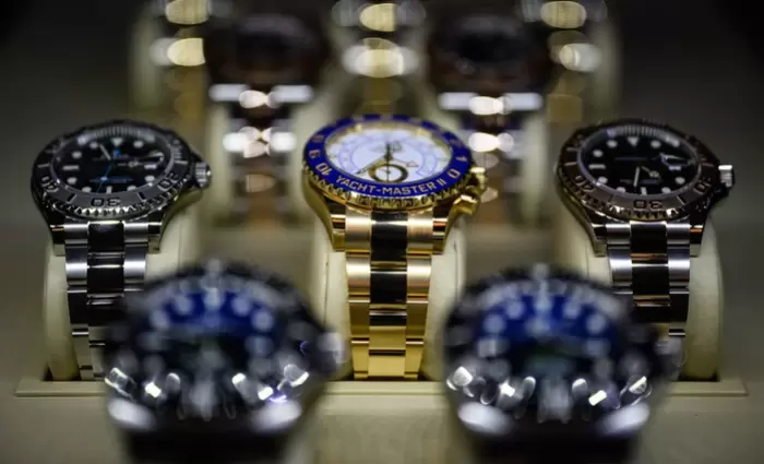 Με το που μπαίνει ο μισθός αγοράζουν… Rolex για να προλάβουν τους δασμούς του Τραμπ (γράφημα)