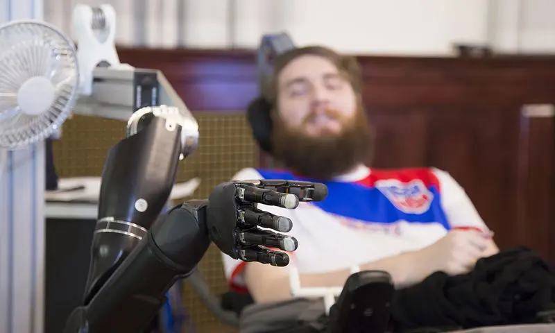 Νέα τεχνολογία επιτρέπει την κίνηση ρομποτικού χεριού με τη σκέψη