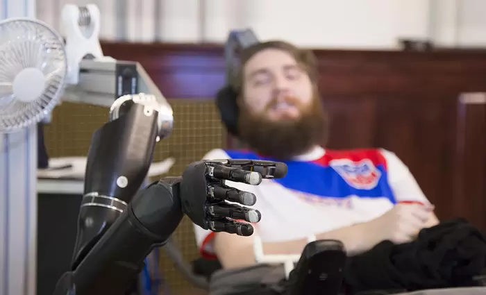 Νέα τεχνολογία επιτρέπει την κίνηση ρομποτικού χεριού με τη σκέψη