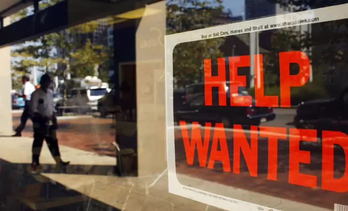 Μαζικές απολύσεις και εκτόξευση της ανεργίας στις ΗΠΑ