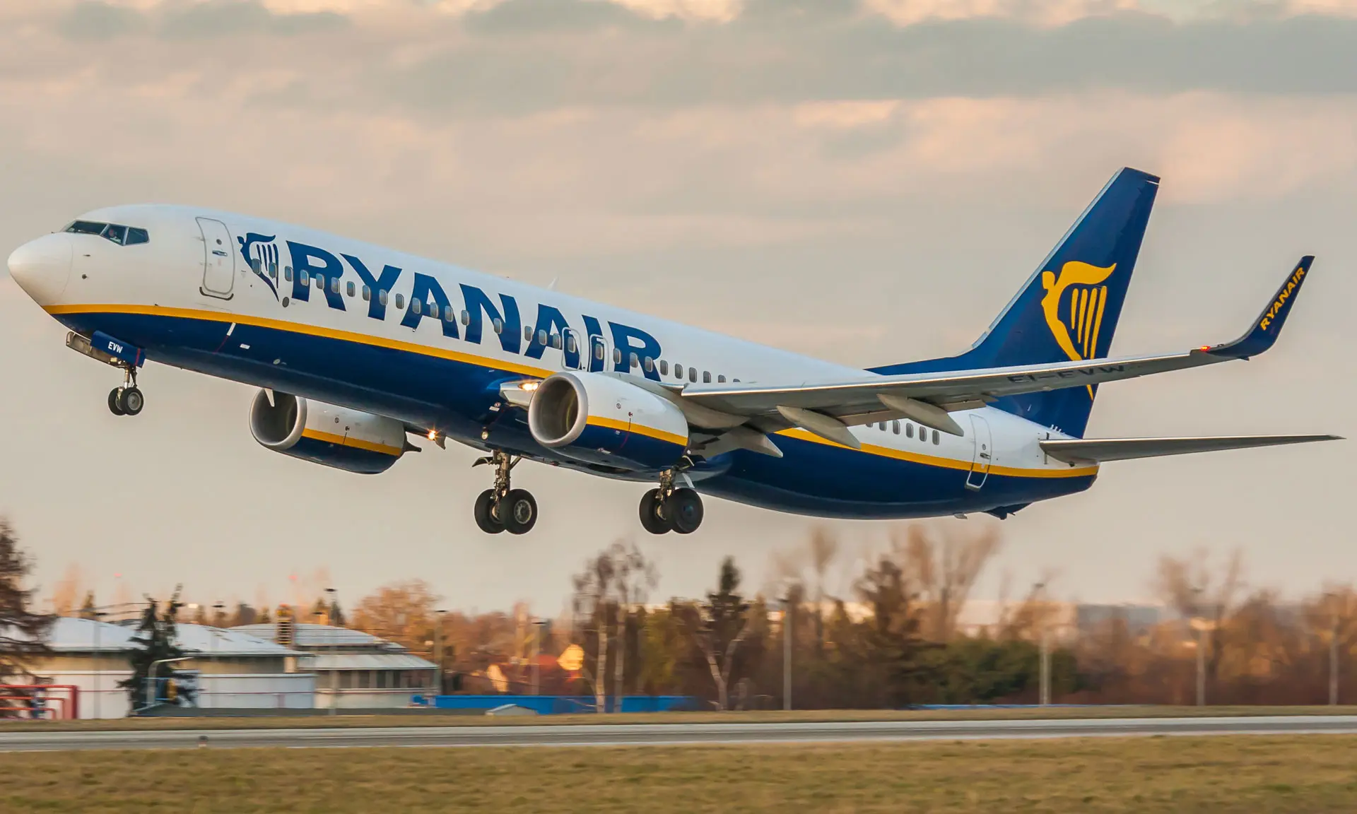 Δεν ματαιώνει πτήσεις από την Βρετανία η Ryanair