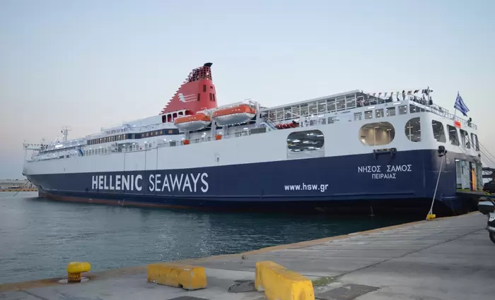 Πρόσκρουση πλοίου - Άφησε τους επιβάτες στον Πειραιά