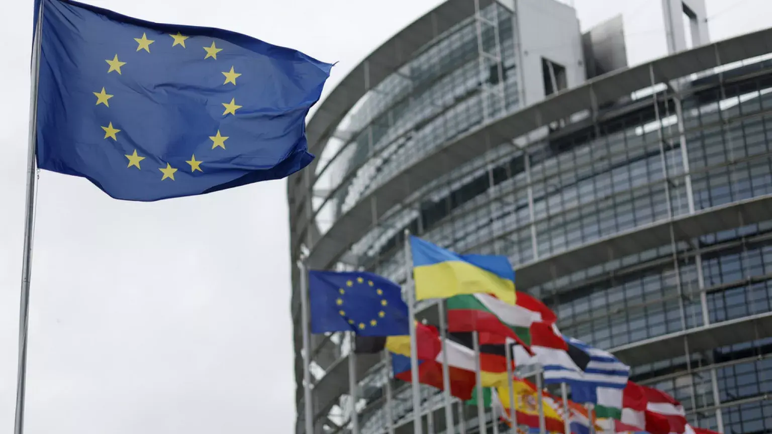 Bloomberg: Στο στόχαστρο της ΕΕ ρωσικό πετρέλαιο– Εξετάζει και την αποκοπή 20 τραπεζών από το SWIFT