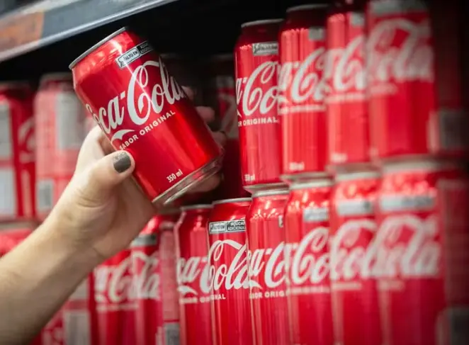 Coca-Cola: Λόγω δασμών Τραμπ μπορεί να στραφούμε στο πλαστικό