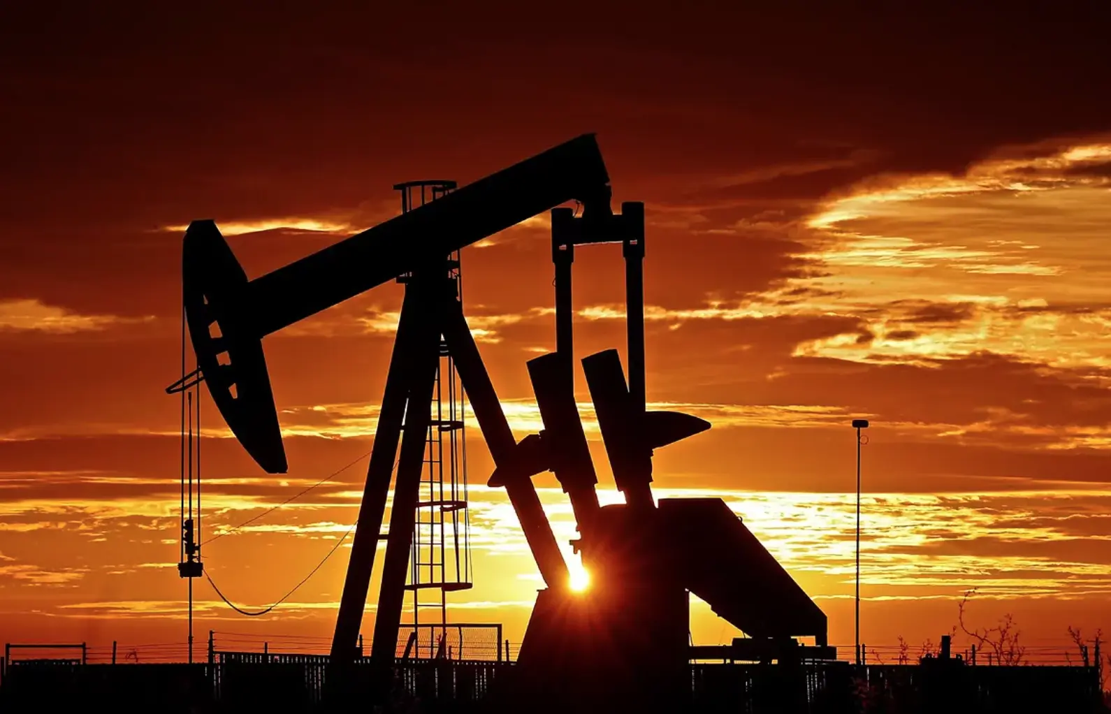 Συνεχίζονται οι περικοπές στην παραγωγή πετρελαίου