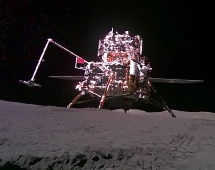 Βρέθηκε νερό στα δείγματα της Σελήνης που έφερε στη Γη η Κίνα