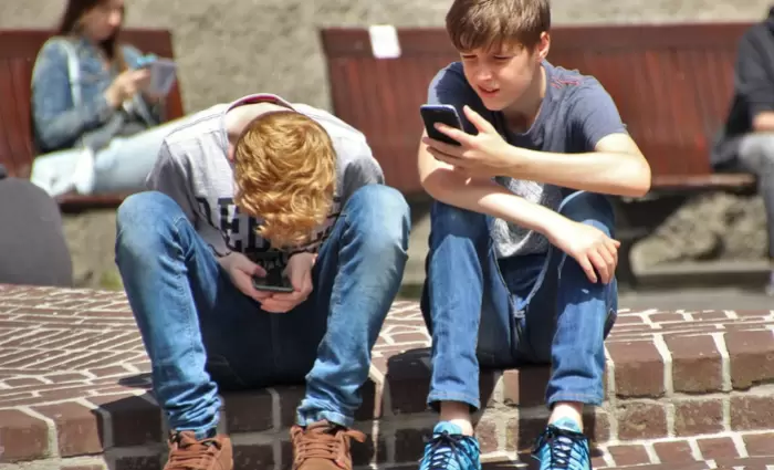 Τι συμβαίνει στους εφήβους που είναι «κολλημένοι» στα κινητά τους τηλέφωνα;