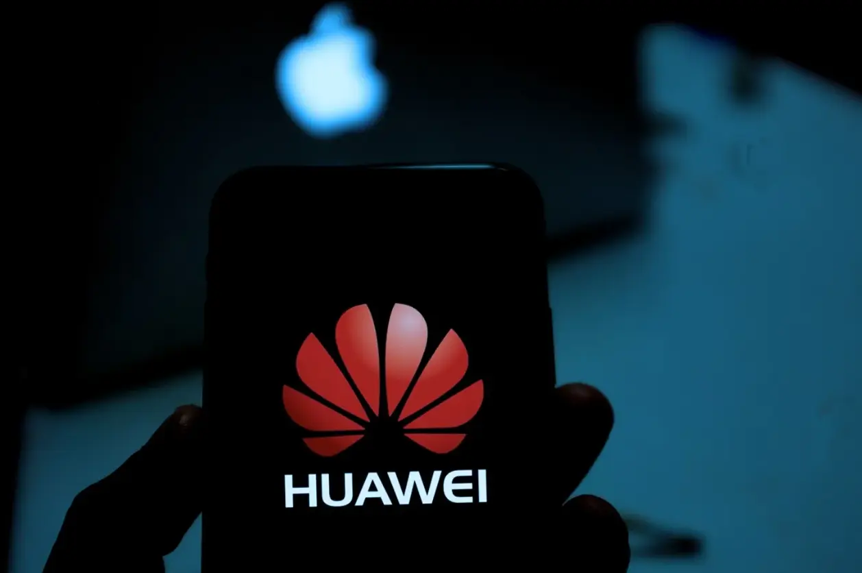 Τα νέα τους «υπερόπλα» ρίχνουν στην μάχη των κινητών τηλεφώνων Apple και Huwaei