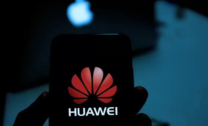 Τα νέα τους «υπερόπλα» ρίχνουν στην μάχη των κινητών τηλεφώνων Apple και Huwaei