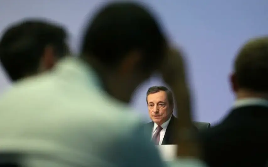 Ο Ντράγκι, τα 800 δισ. και το γνωστό ανέκδοτο των οικονομολόγων