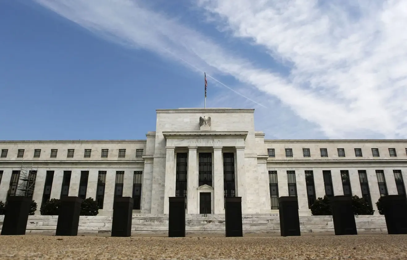 Πόσο θα μειώσει τα επιτόκια η Fed στην εβδομάδα των «τριών μαγισσών»