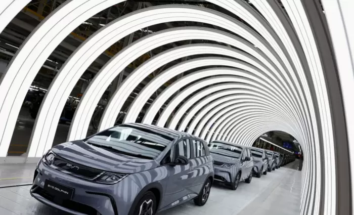 Η BYD απειλεί να εκθρονίσει την Tesla: Εκτοξεύονται έσοδα και πωλήσεις