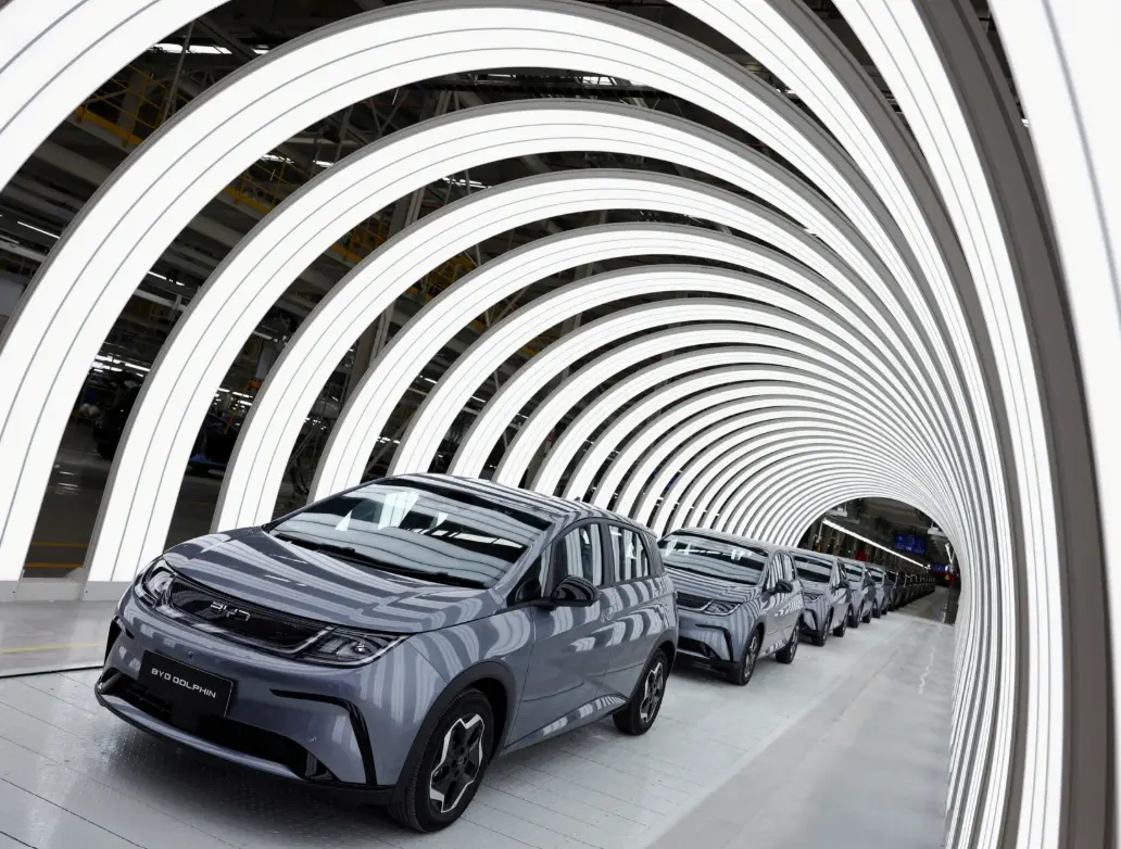 Η BYD απειλεί να εκθρονίσει την Tesla: Εκτοξεύονται έσοδα και πωλήσεις