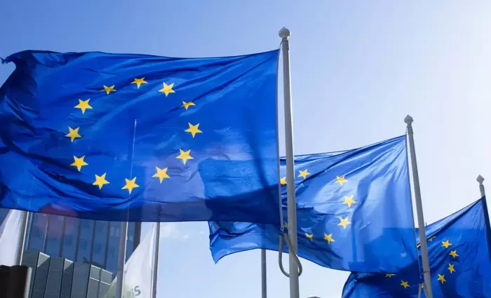 ΕΕ: Θα παραμείνουν σε ισχύ οι αμερικανικοί βασικοί δασμοί 10%