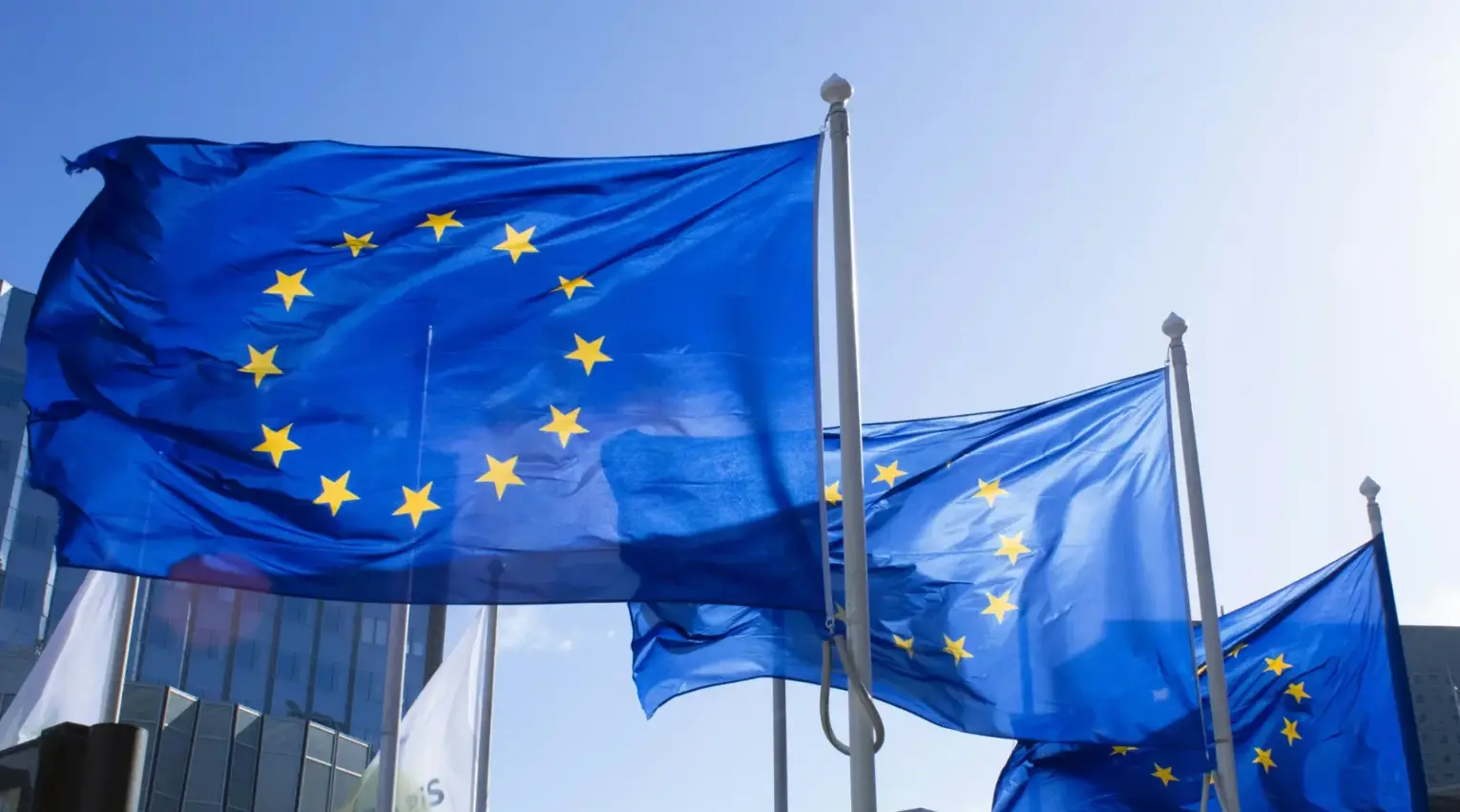ΕΕ: Θα παραμείνουν σε ισχύ οι αμερικανικοί βασικοί δασμοί 10%