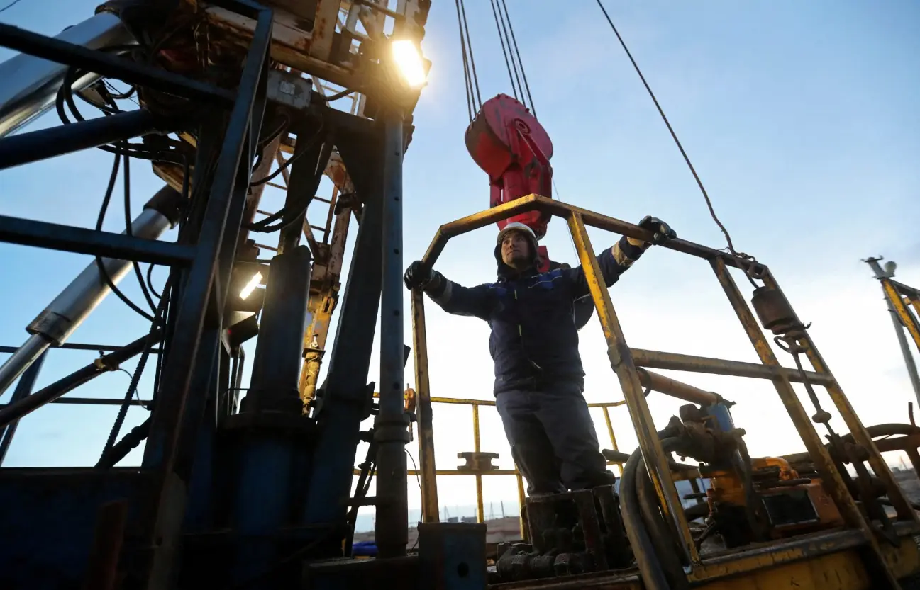 Το πετρέλαιο οδεύει προς δεύτερη εβδομαδιαία απώλεια λόγω ανησυχιών για υπερπροσφορά