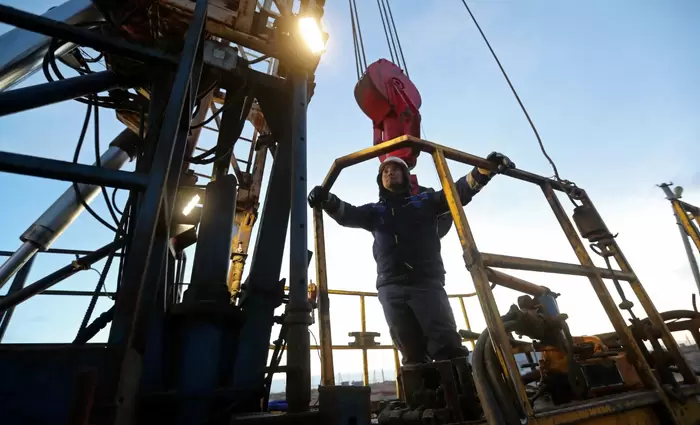 Το πετρέλαιο οδεύει προς δεύτερη εβδομαδιαία απώλεια λόγω ανησυχιών για υπερπροσφορά