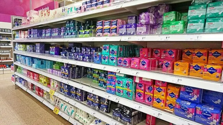 Ελλάδα: Μειώσεις τιμών σε 100 προϊόντα εμμήνου ρύσεως