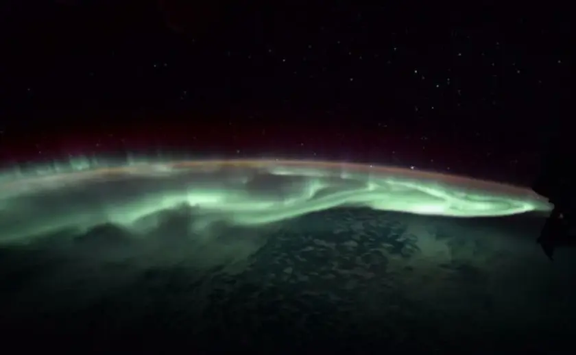 Αστροναύτης καταγράφει πράσινο σέλας με φόντο το διαστημικό ταξί της Boeing (βίντεο)