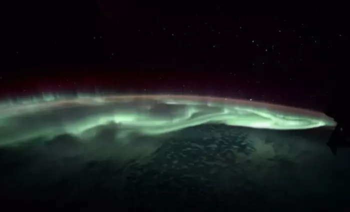 Αστροναύτης καταγράφει πράσινο σέλας με φόντο το διαστημικό ταξί της Boeing (βίντεο)