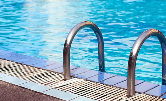 Στα «βαθιά» για τις πισίνες μπαίνει σήμερα η Βουλή - Τι προωθεί η Κυβέρνηση