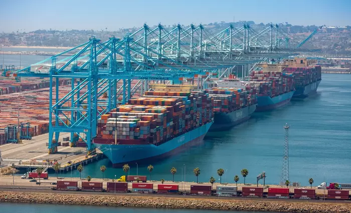 Στρίβουν το νόμισμα στη ναυτιλία εμπορευματοκιβωτίων λόγω Τραμπ