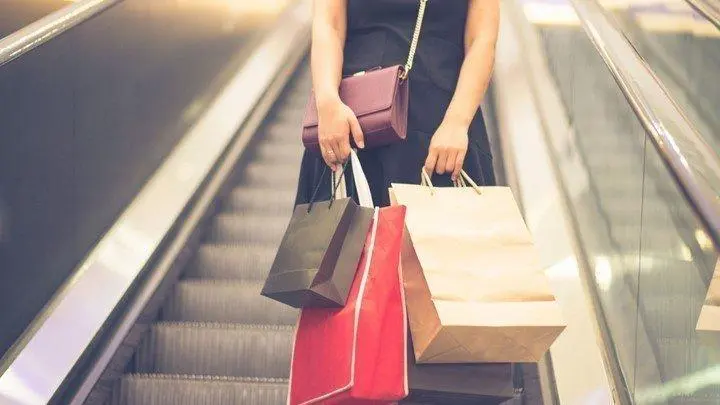 Οι τουρίστες και οι γάμοι ενίσχυσαν το λιανικό εμπόριο