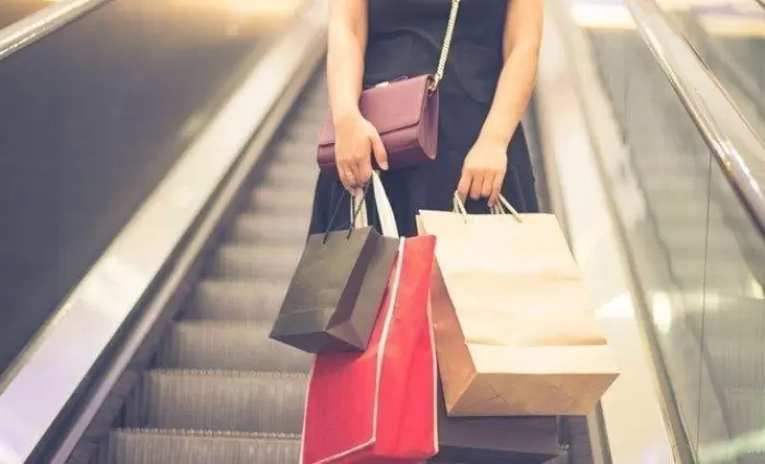 Οι τουρίστες και οι γάμοι ενίσχυσαν το λιανικό εμπόριο