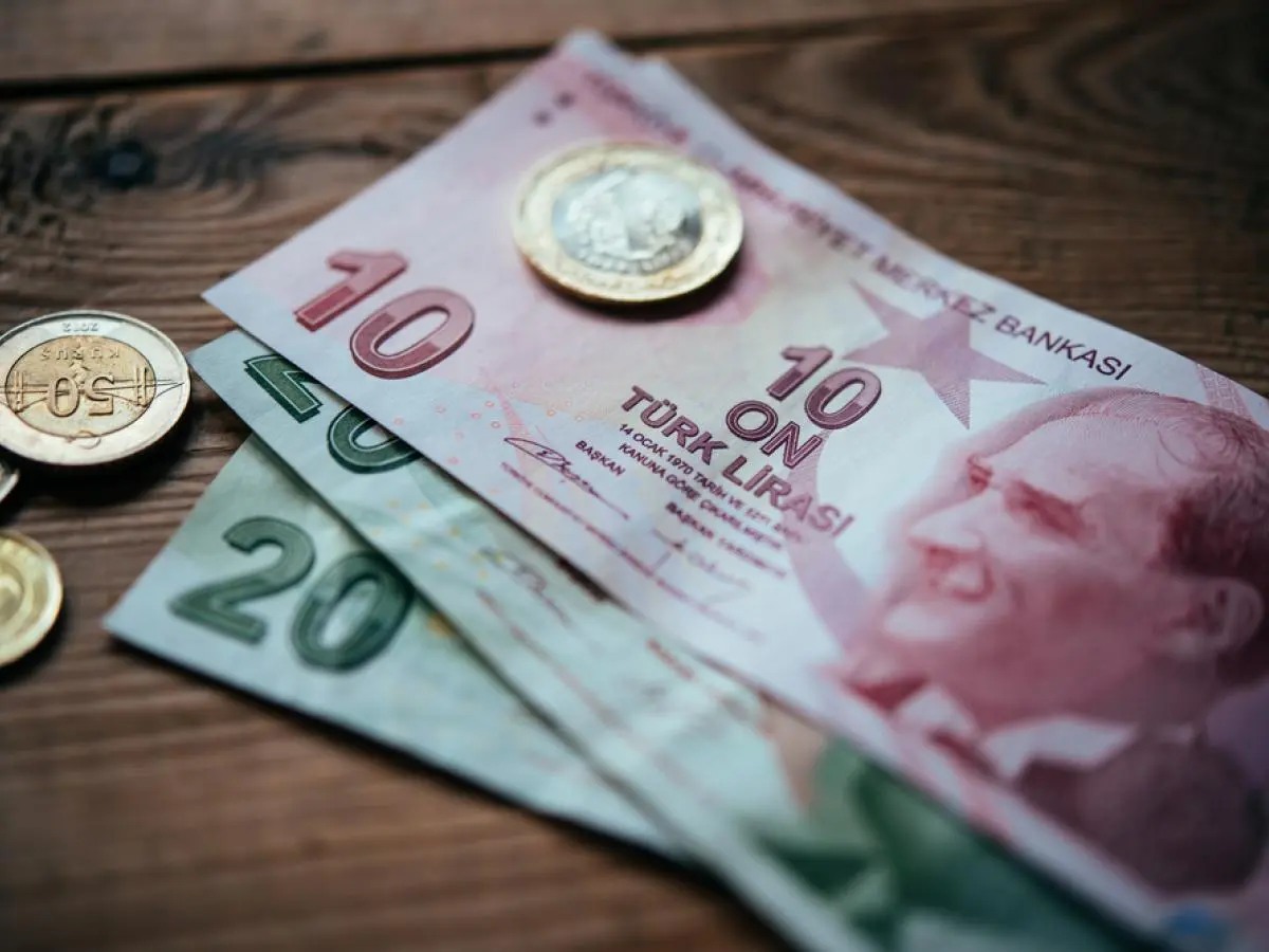 Υπό πίεση έναντι του δολαρίου παραμένει τη Δευτέρα η τουρκική λίρα