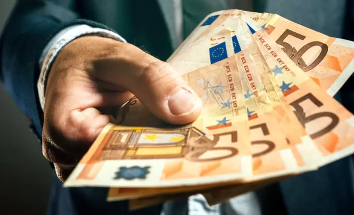 Ζυμώσεις για θέσπιση εθνικού κατώτατου μισθού