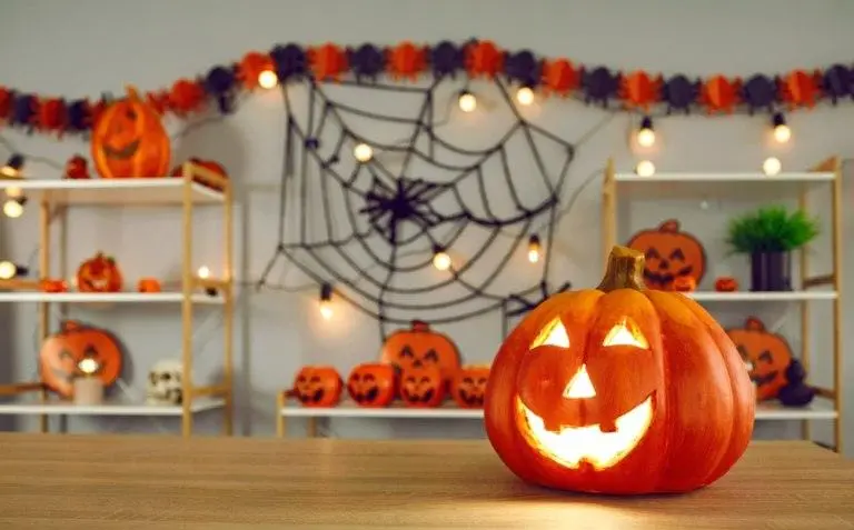 Πώς η Airbnb μπλοκάρει τα Halloween πάρτι