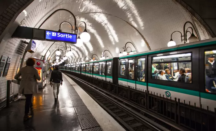 Απεργία παραλύει τις μαζικές μεταφορές στο Παρίσι