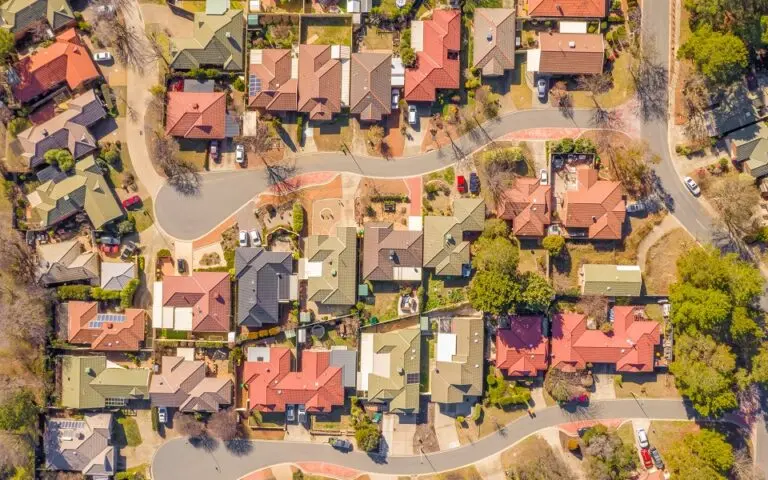 Τα επιτόκια πέφτουν - Αλλά οι αγορές ακινήτων δεν ανακάμπτουν