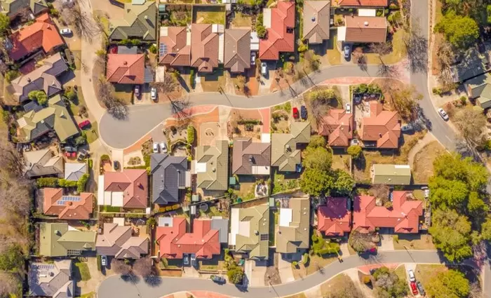 Τα επιτόκια πέφτουν - Αλλά οι αγορές ακινήτων δεν ανακάμπτουν