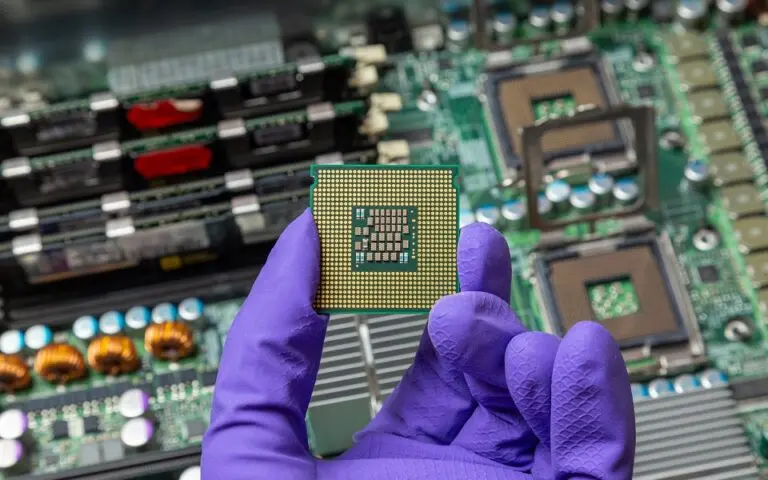 DeepSeek: Κατηγορίες από ΗΠΑ για παράνομες πρακτικές πρόσβασης σε τσιπ υψηλής τεχνολογίας