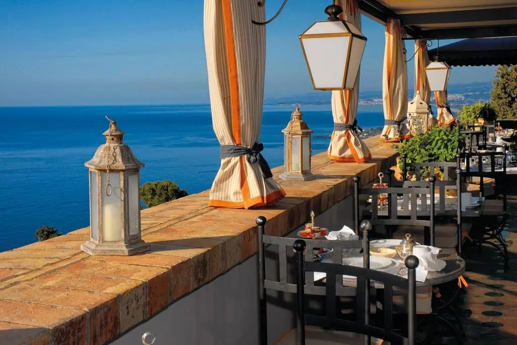 Νησί στην Ιταλία πληρώνει εισιτήρια και ξενοδοχεία για τους τουρίστες