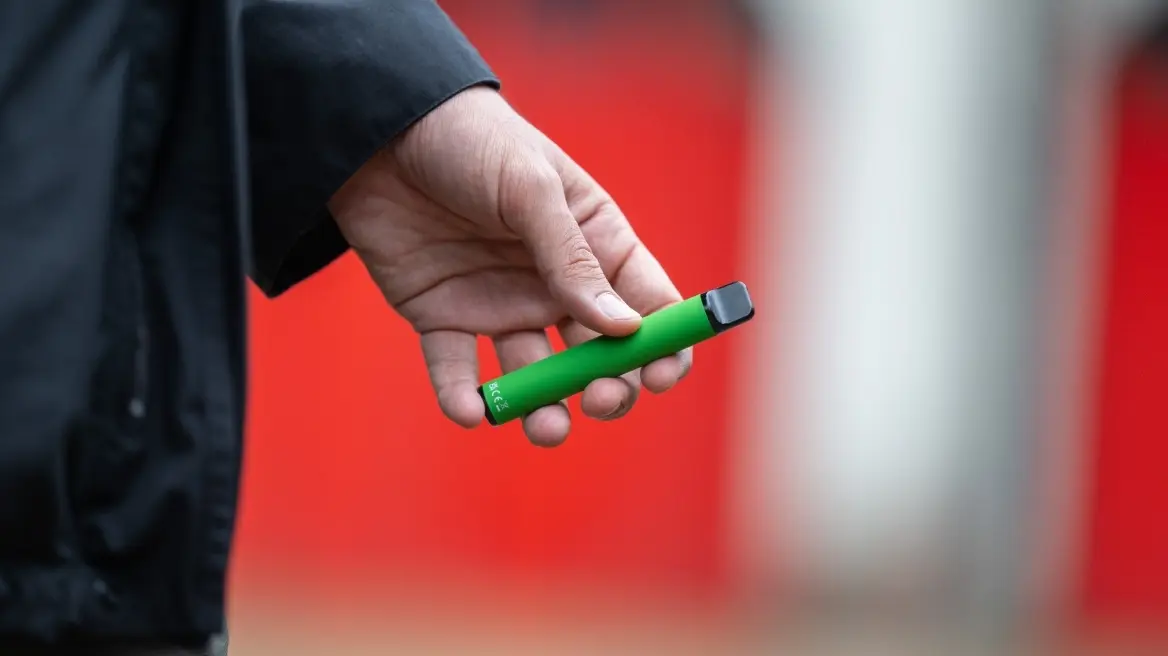Απαγορεύει τα ηλεκτρονικά τσιγάρα μιας χρήσης η Βρετανία