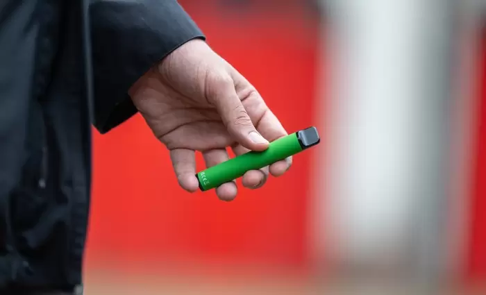 Απαγορεύει τα ηλεκτρονικά τσιγάρα μιας χρήσης η Βρετανία