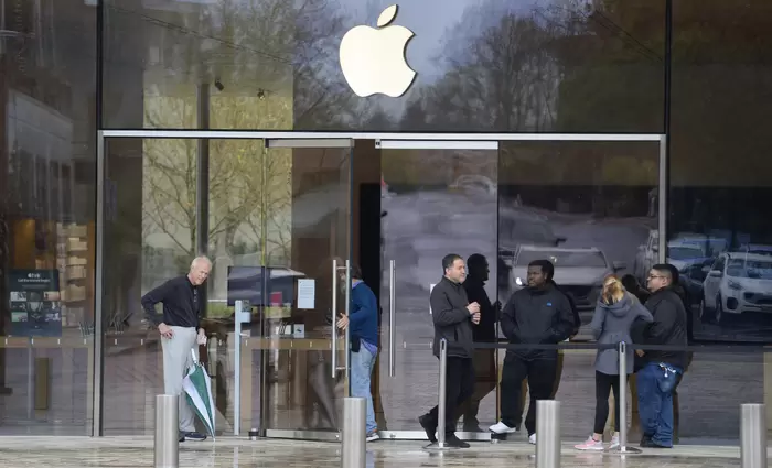 «Καμπάνα» $30 εκ. στην Apple επειδή έψαχνε τις τσάντες των υπαλλήλων της