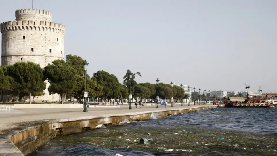 Μέχρι 1.000 κιλά σκουπιδιών απομακρύνονται κάθε μέρα από τον Θερμαϊκό